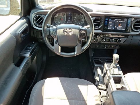 Used 2018 Toyota Tacoma TRD Sport AWD/4WD image 12