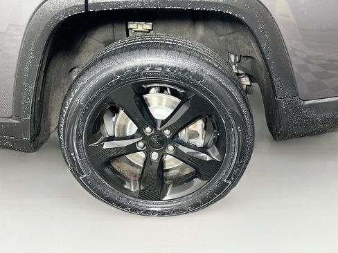 Used 2023 Jeep Grand Cherokee L Laredo image 11