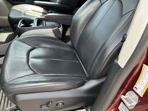 Used 2017 Chrysler Pacifica Touring-L FWD image 17