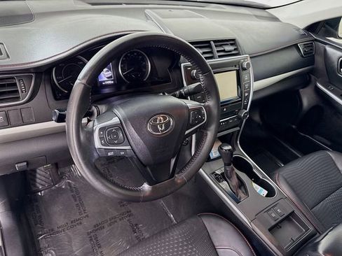 Used 2015 Toyota Camry SE w/ Moonroof Package image 9