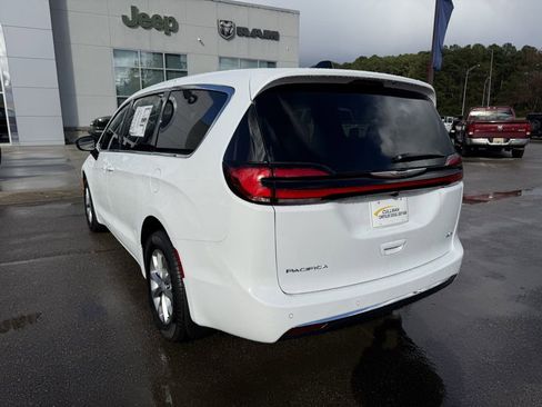 New 2026 Chrysler Pacifica Select image 5