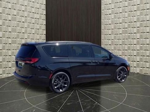 Certified 2023 Chrysler Pacifica Touring-L w/ S Appearance Package AWD/4WD image 4