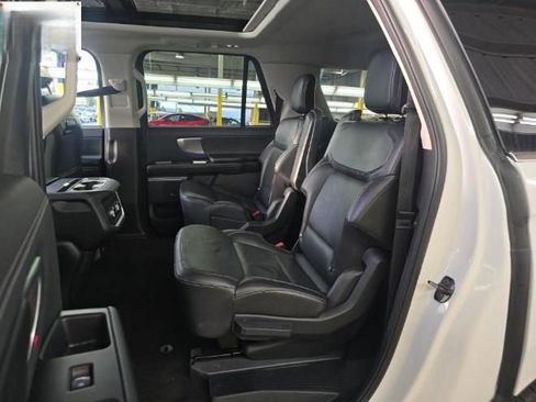 Used 2025 Ford Expedition Max Platinum AWD/4WD image 3