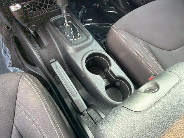 Used 2013 Jeep Wrangler Unlimited Sahara w/ Connectivity Group AWD/4WD image 27