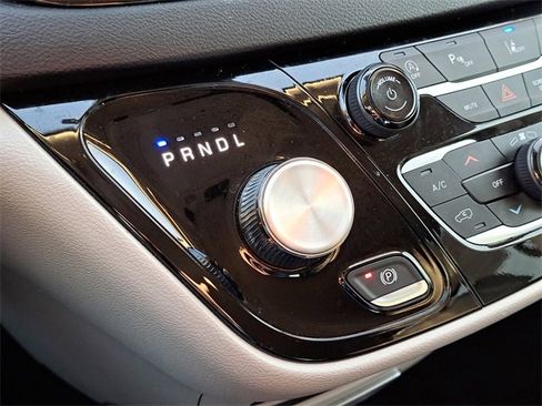 Used 2024 Chrysler Pacifica Touring-L image 23