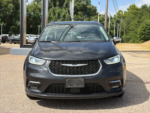 Used 2023 Chrysler Pacifica Limited FWD image 9