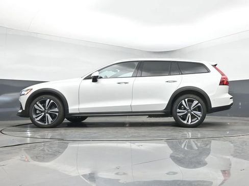 Used 2025 Volvo V60 B5 Cross Country Plus AWD/4WD image 14