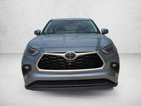 Certified 2024 Toyota Highlander LE FWD image 2