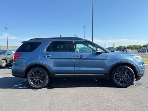 Used 2019 Ford Explorer XLT w/ Equipment Group 202A FWD image 4
