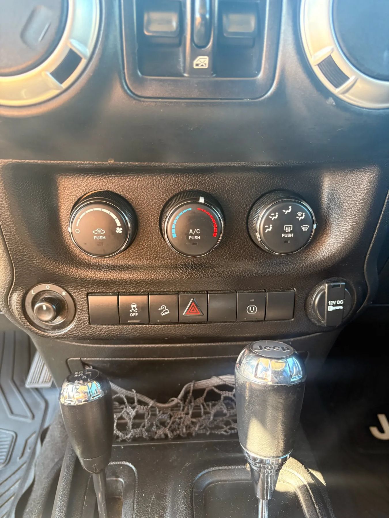 Used 2013 Jeep Wrangler Unlimited Sahara AWD/4WD image 16
