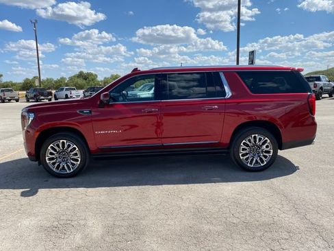 Used 2023 GMC Yukon XL Denali Ultimate AWD/4WD image 3