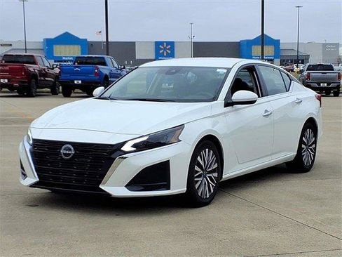 Used 2023 Nissan Altima 2.5 SV image 2