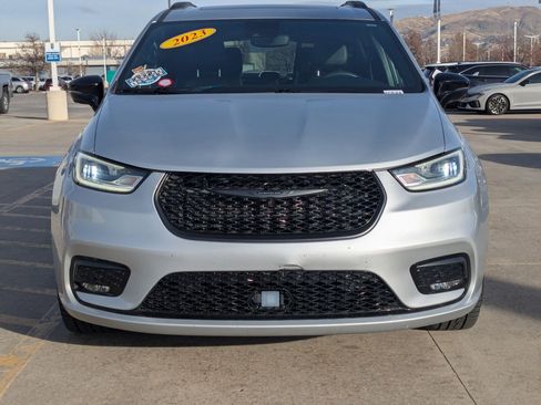 Used 2023 Chrysler Pacifica Limited w/ Uconnect Theater Family Group image 9