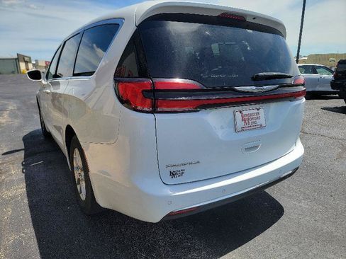 Used 2021 Chrysler Pacifica Touring-L FWD image 6