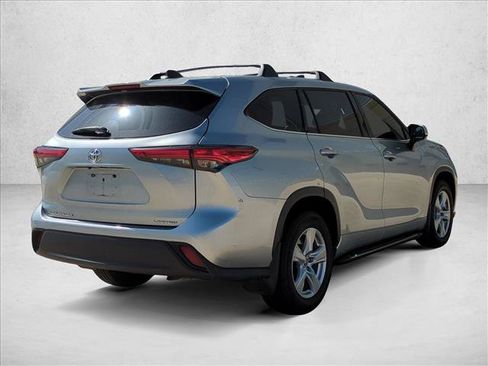 Used 2022 Toyota Highlander L FWD image 5