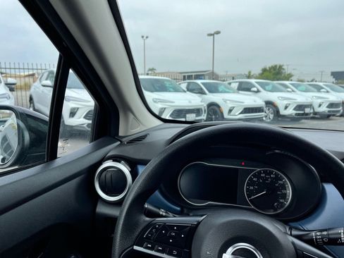 Used 2025 Nissan Versa SV image 34