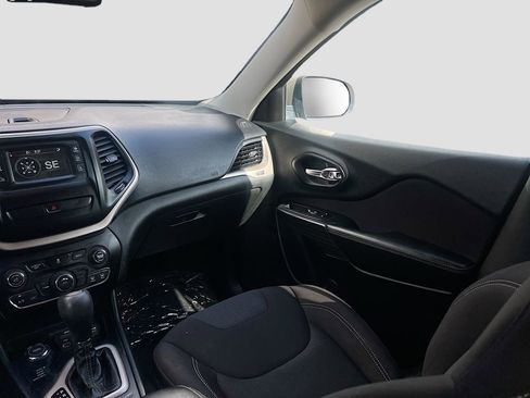 Used 2015 Jeep Cherokee Latitude AWD/4WD image 22