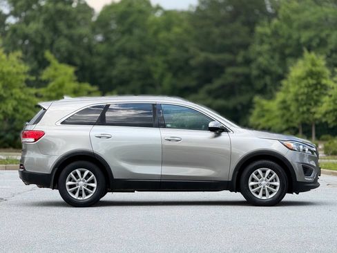 Used 2016 Kia Sorento FWD image 12