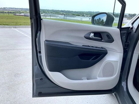 Used 2022 Chrysler Pacifica Touring-L FWD image 10