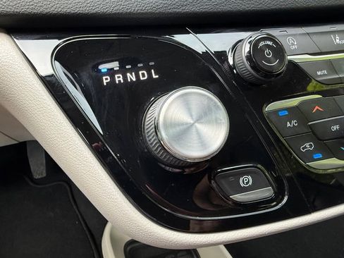 Used 2022 Chrysler Pacifica Touring-L FWD image 30