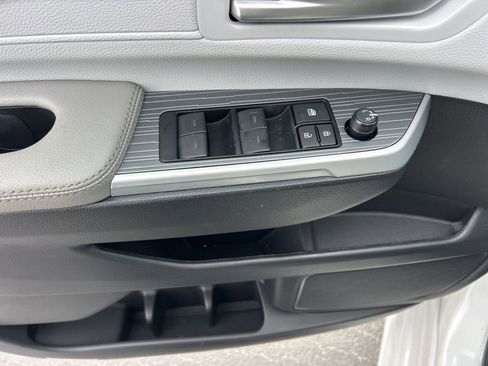 Used 2025 Toyota Sienna XLE image 4