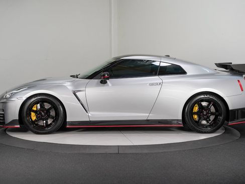 Used 2018 Nissan GT-R NISMO AWD/4WD image 7