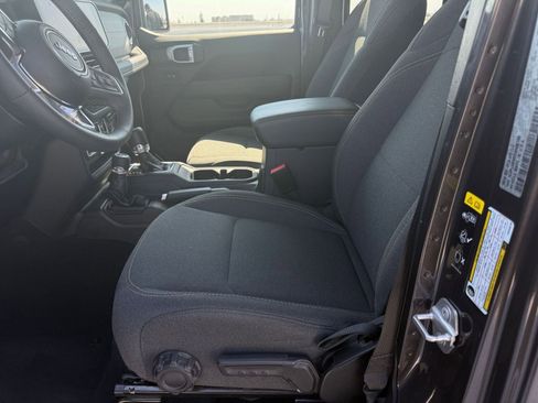 Used 2025 Jeep Wrangler Sahara image 25