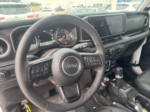 Used 2025 Jeep Gladiator Sport AWD/4WD image 14