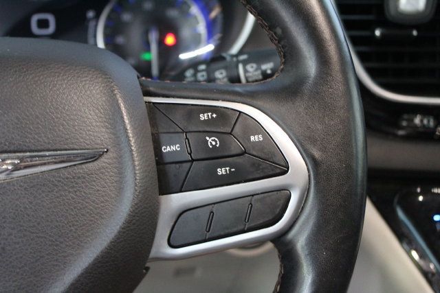 Used 2017 Chrysler Pacifica Touring-L Plus w/ Tire & Wheel Group FWD image 16