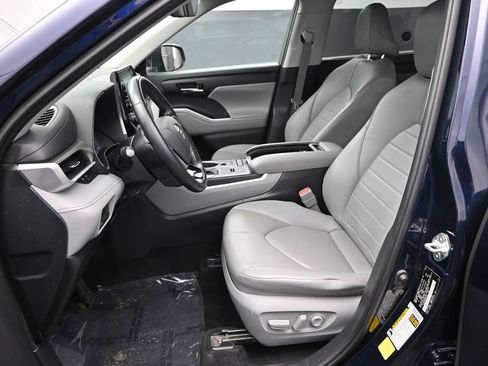 Used 2021 Toyota Highlander XLE FWD image 18