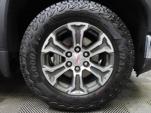 Used 2025 GMC Sierra 1500 SLE image 8