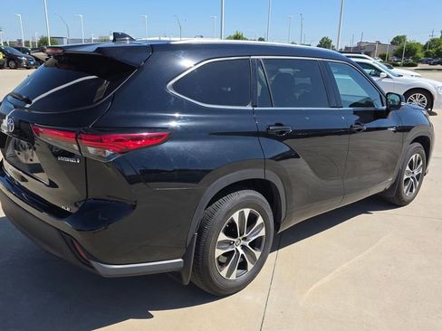 Used 2021 Toyota Highlander XLE AWD/4WD image 5