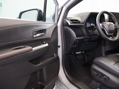 Certified 2025 Toyota Sienna XSE image 9