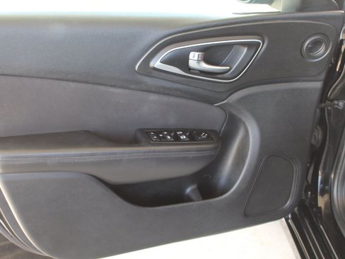Used 2015 Chrysler 200 Limited FWD image 9