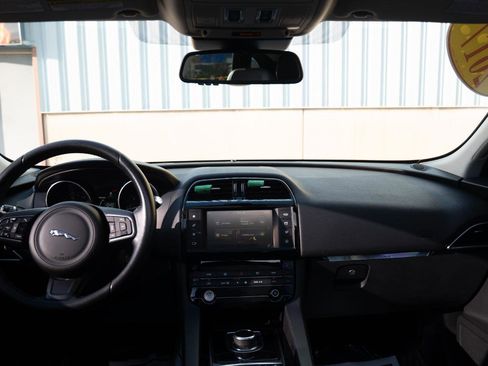 Used 2017 Jaguar F-PACE Premium image 31