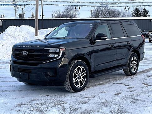Used 2025 Ford Expedition Active image 2