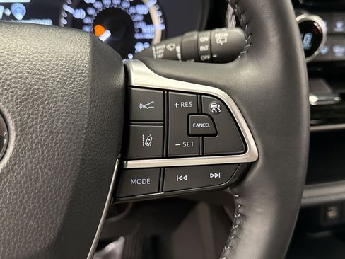 Used 2025 Toyota Highlander LE FWD image 36