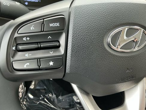 Used 2025 Hyundai Venue SEL FWD image 21