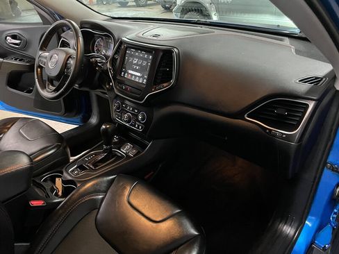 Used 2019 Jeep Cherokee Trailhawk w/ Cold Weather Group image 19