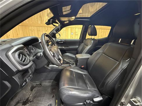Used 2019 Toyota Tacoma TRD Off-Road w/ TRD Premium Off Road Package AWD/4WD image 19