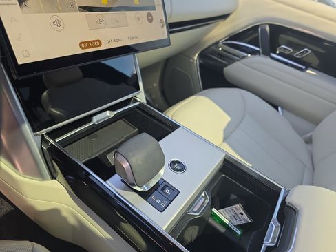 Used 2025 Land Rover Range Rover Long Wheelbase SE image 27