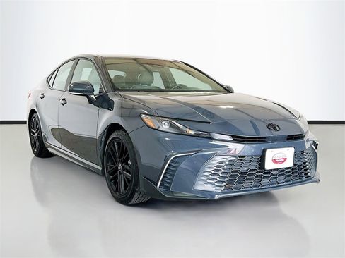 Used 2025 Toyota Camry LE image 3