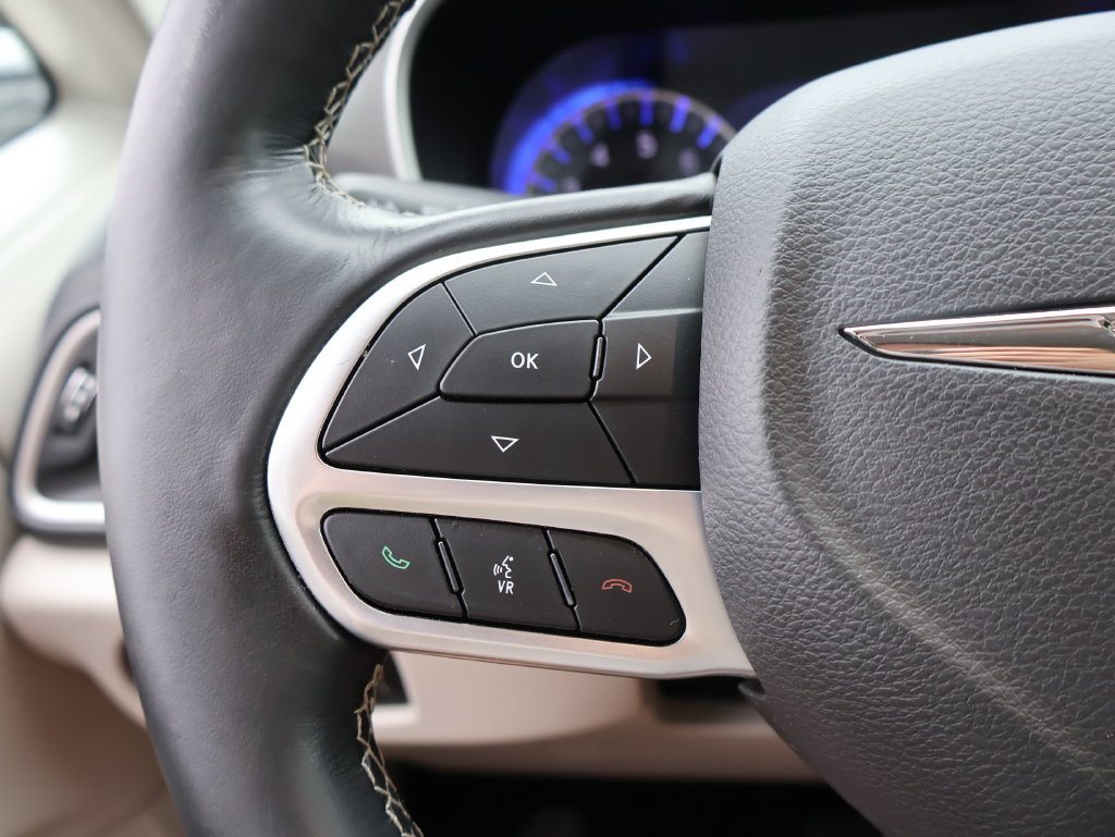 Used 2021 Chrysler Pacifica Touring-L FWD image 23