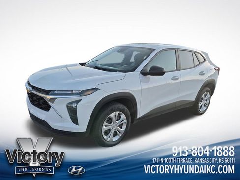 Used 2025 Chevrolet Trax LS FWD image 1