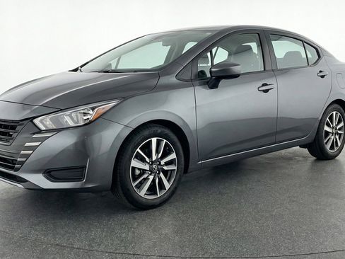 Used 2025 Nissan Versa SV image 3