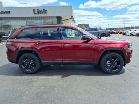 Used 2023 Jeep Grand Cherokee Altitude AWD/4WD image 8