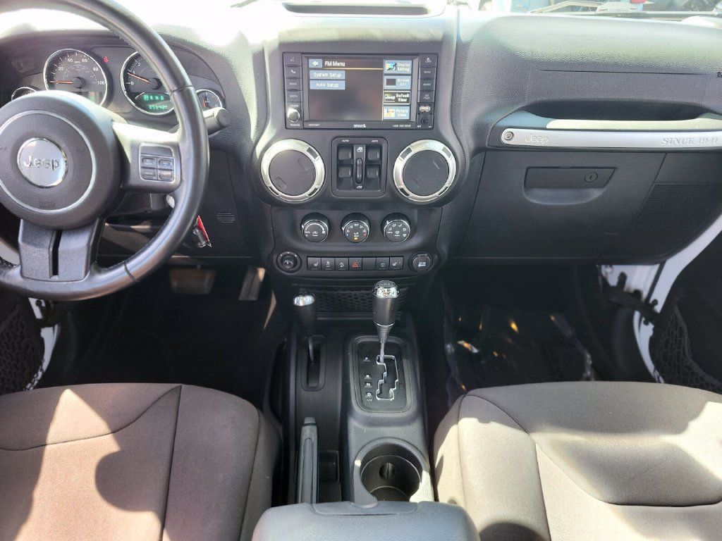 Used 2016 Jeep Wrangler Unlimited Rubicon w/ Connectivity Group AWD/4WD image 14