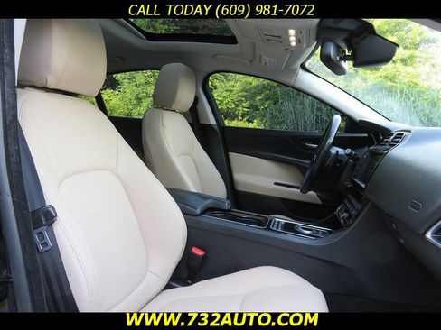 Used 2017 Jaguar XE image 19