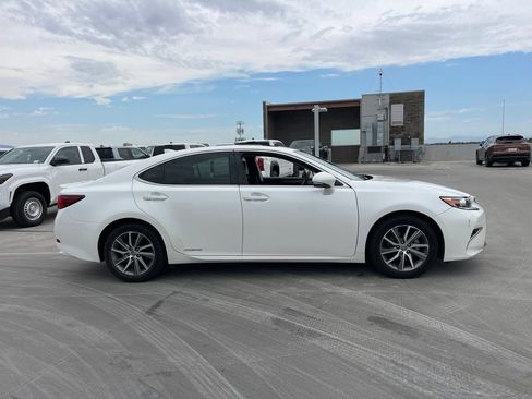 Used 2017 Lexus ES 300h w/ Luxury Package FWD image 2