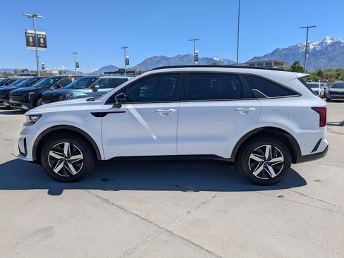 Used 2022 Kia Sorento EX w/ Panoramic Sunroof Package FWD image 2
